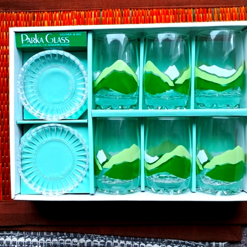 PARKA  6l Rolley Polley Mountain pattern /cut glass coasters.